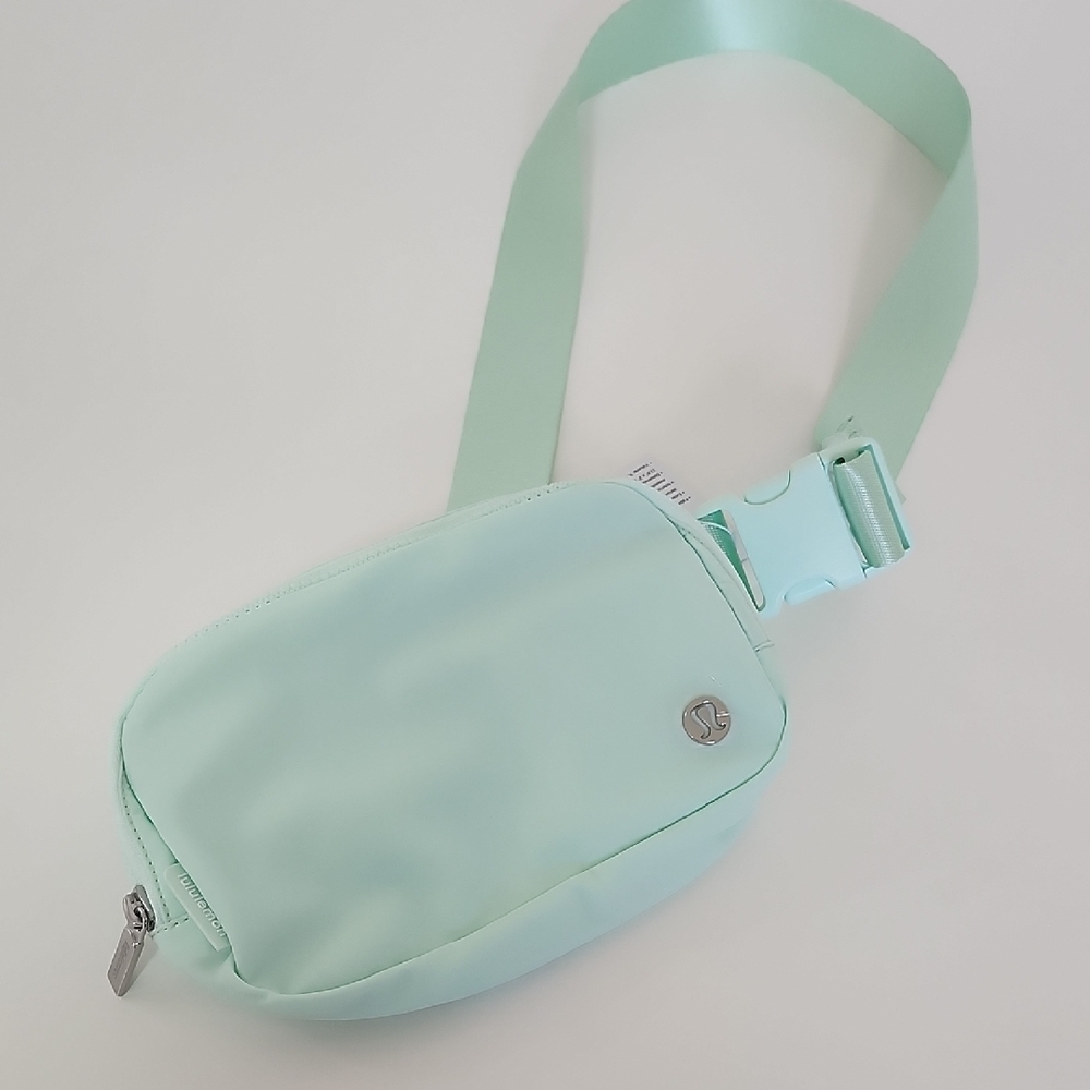 Lululemon Everywhere Belt Bag